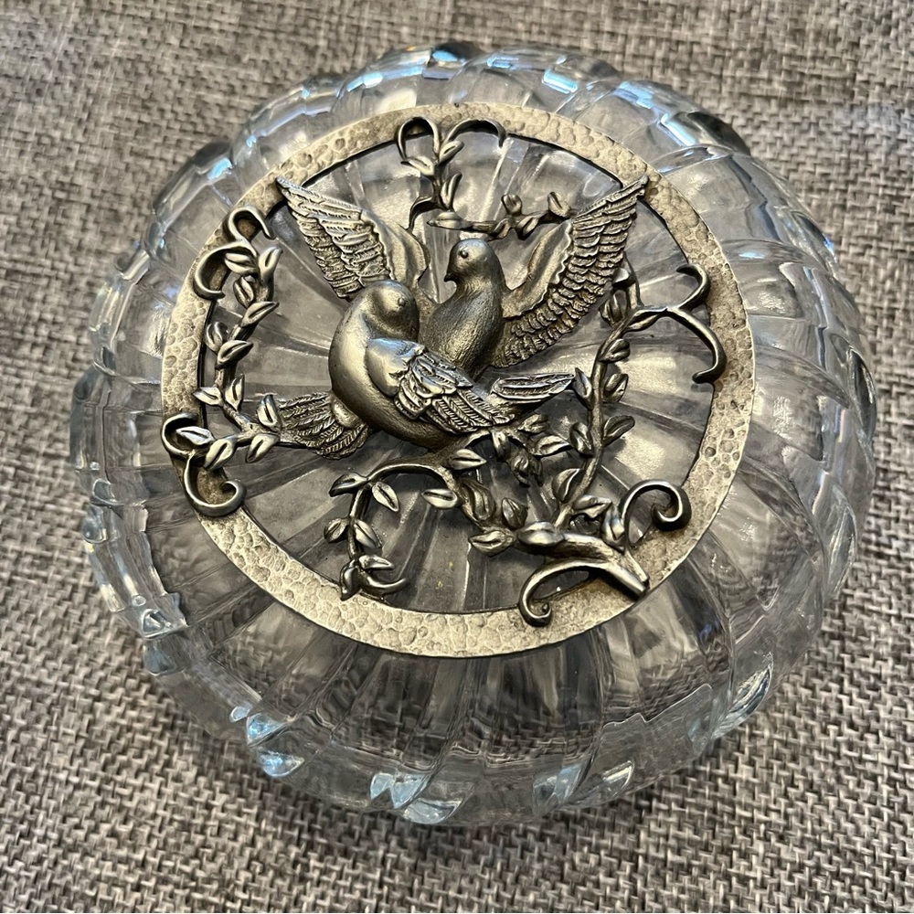 NWOT~Vintage Glass Trinket Box with Glass Lid with Pewter Love Birds Emblem
